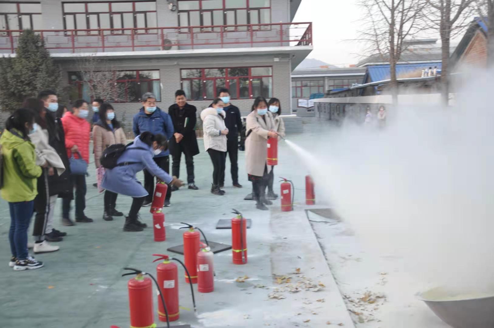 北京市延庆一小联合卫生消防安全教育网举办消防灭火演练